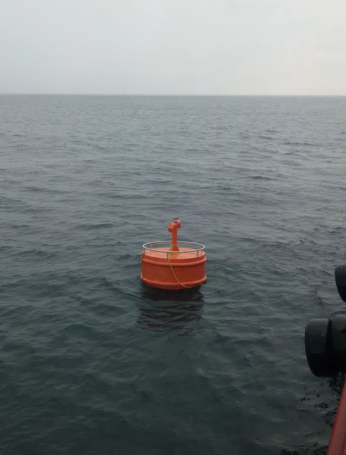 Boya naranja instalada en mar abierto