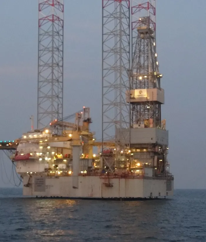 Plataforma autoelevable iluminada al atardecer en la Sonda de Campeche
