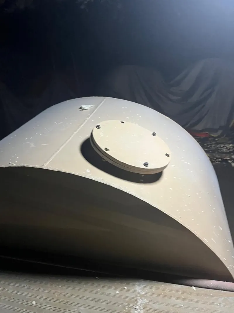 Casco de acero de una boya en fabricación