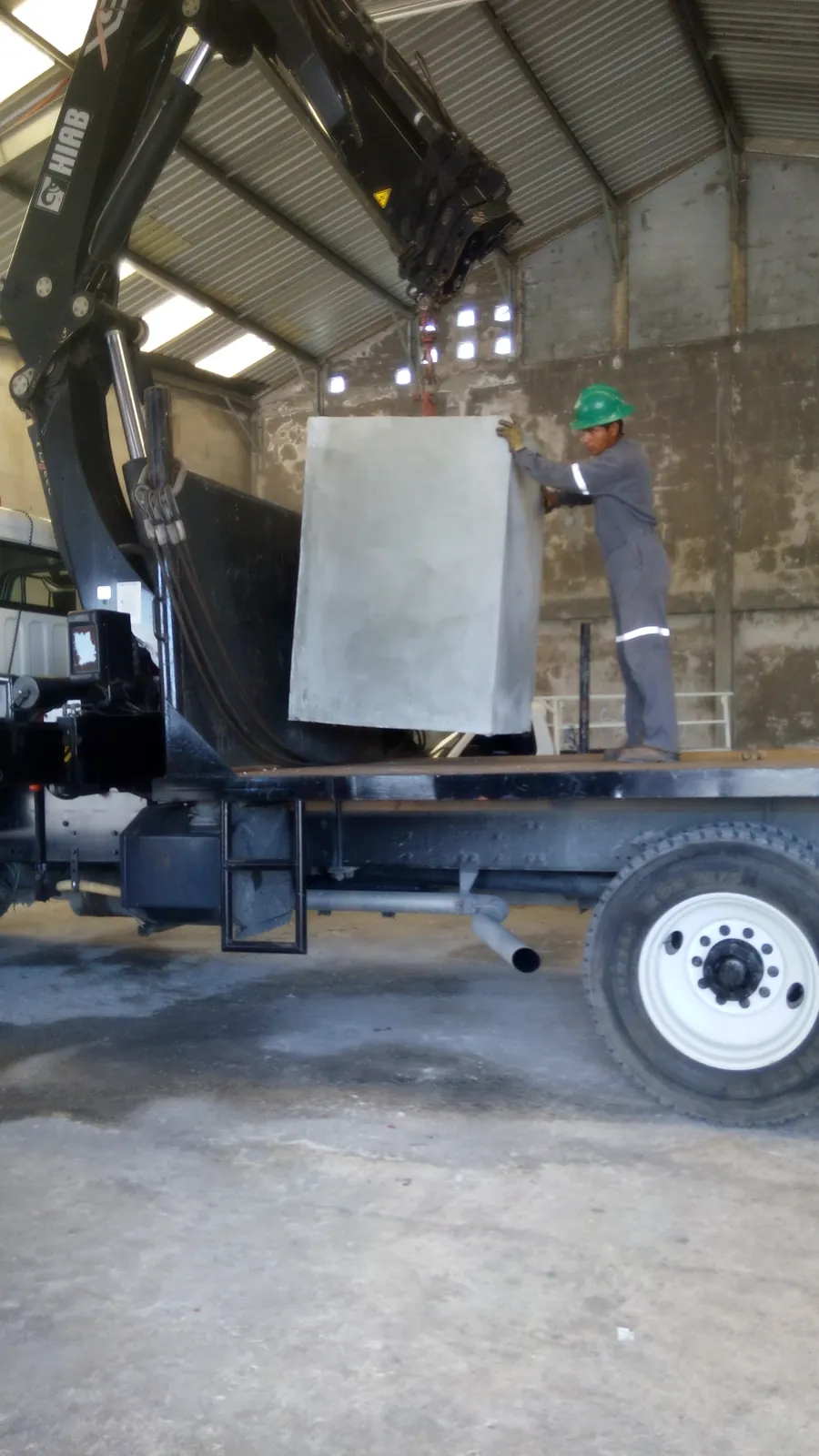 Grúa cargando un muerto de concreto para el fondeo de una boya