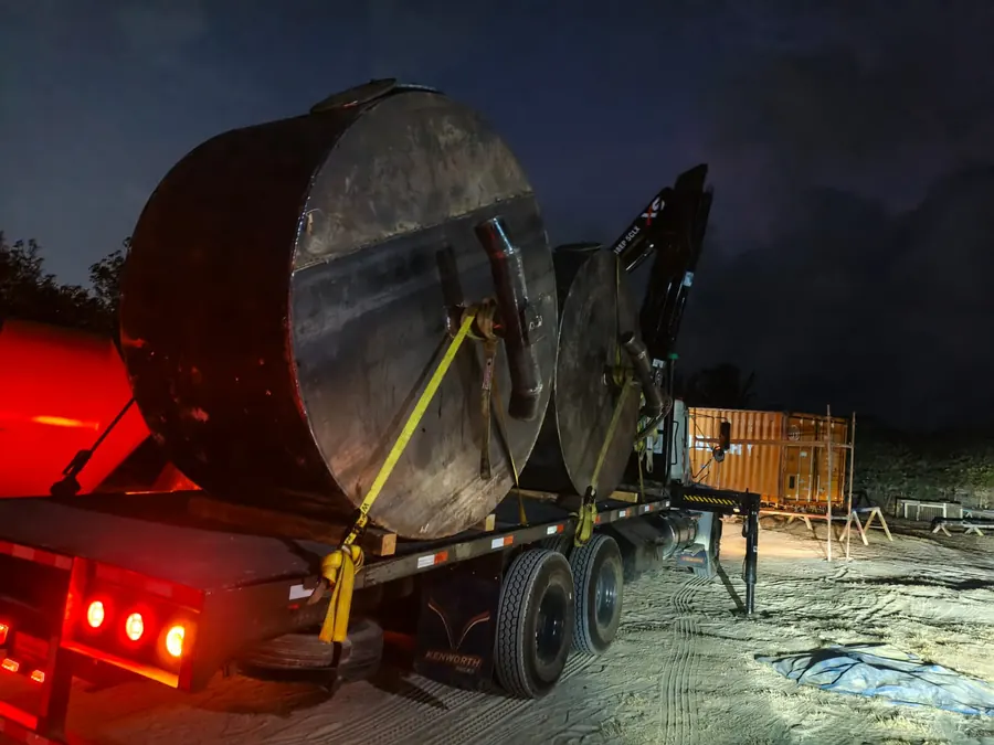 Boya asegurada sobre un remolque durante su traslado nocturno