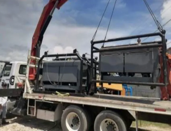 Equipos cargados en camión con grúa para su traslado