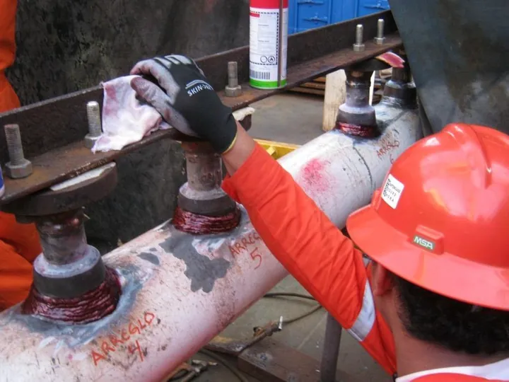Técnico realizando inspección con ultrasonido en una tubería
