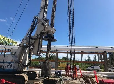 Piloteadora trabajando en la cimentación de un separador trifásico
