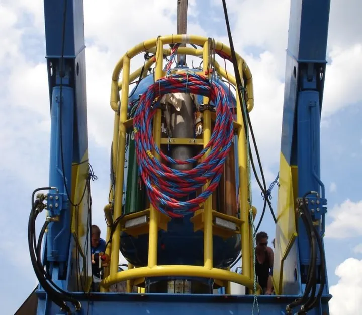 Equipo de buceo y posicionamiento listo para descender desde una plataforma