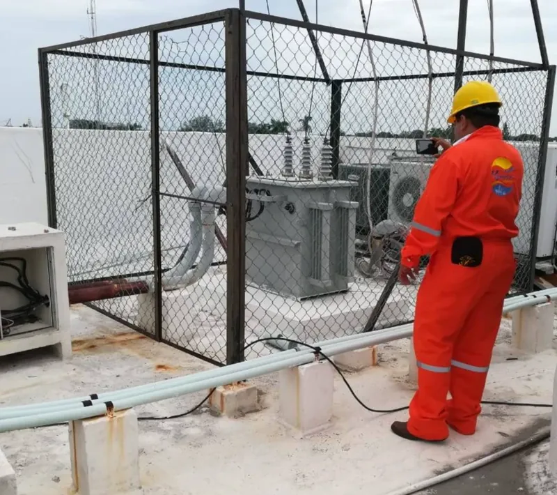 Técnico de Komodato inspeccionando un transformador trifásico en azotea